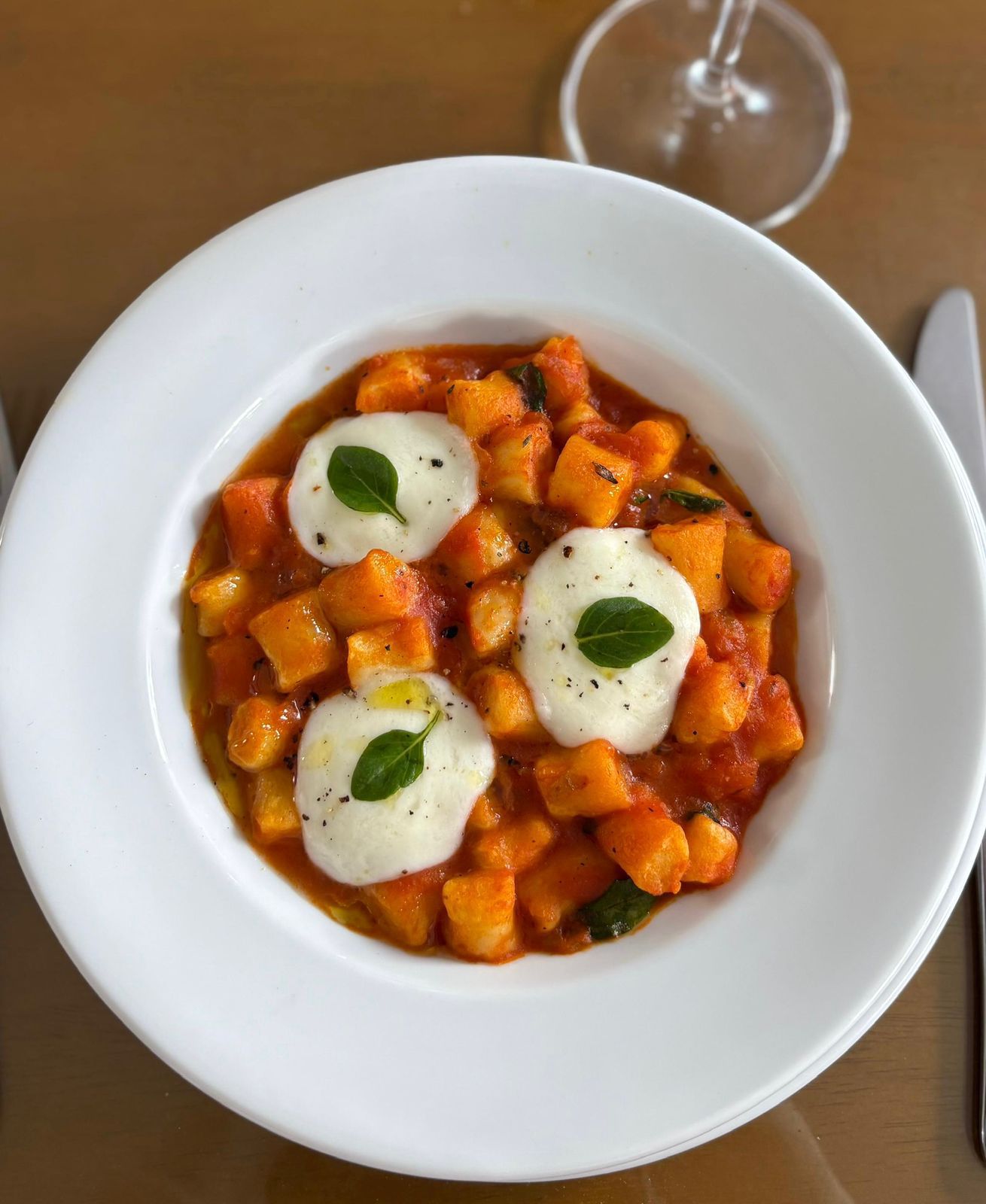 Prato italiano com gnocchi, molho de tomate e mozzarella